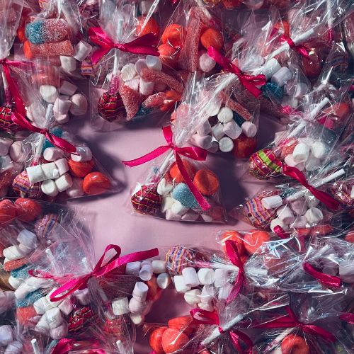 Octobre Rose - Altéa vend des sachets de bonbons rose pour participer à la lutte contre le cancer du sein