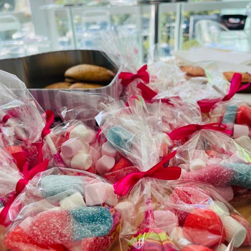 Octobre Rose - Altéa vend des sachets de bonbons rose pour participer à la lutte contre le cancer du sein