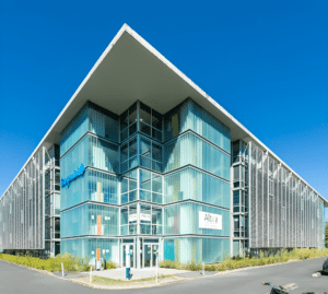 Photo du domaine James Watt avec l'entrée de l'école Altéa Business & Digital School - Mérignac