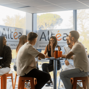 Photo d'étudiants dans les locaux de l'école Altéa Business & Digital School