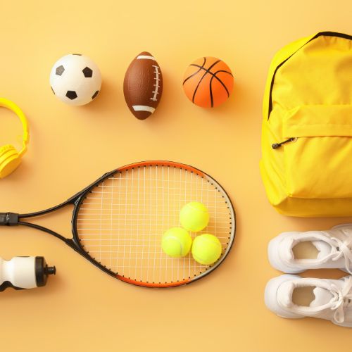 Management des activités sportives - Photo pour illustrer le Bachelor responsable en développement commercial & marketing, spécialité management des activités sportives - Plusieurs activités sportives sont représentés par des objets sur la photo comme une raquette, un ballon de foot, de basket...