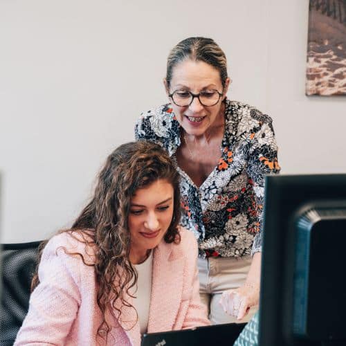 Photo d'une étudiante et d'une formatrice d'Altéa en train de travailler sur ordinateur