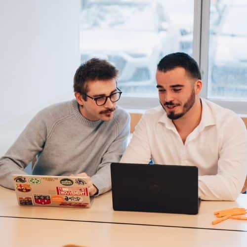 Photo de deux étudiants d'Altéa en train de travailler sur ordinateur