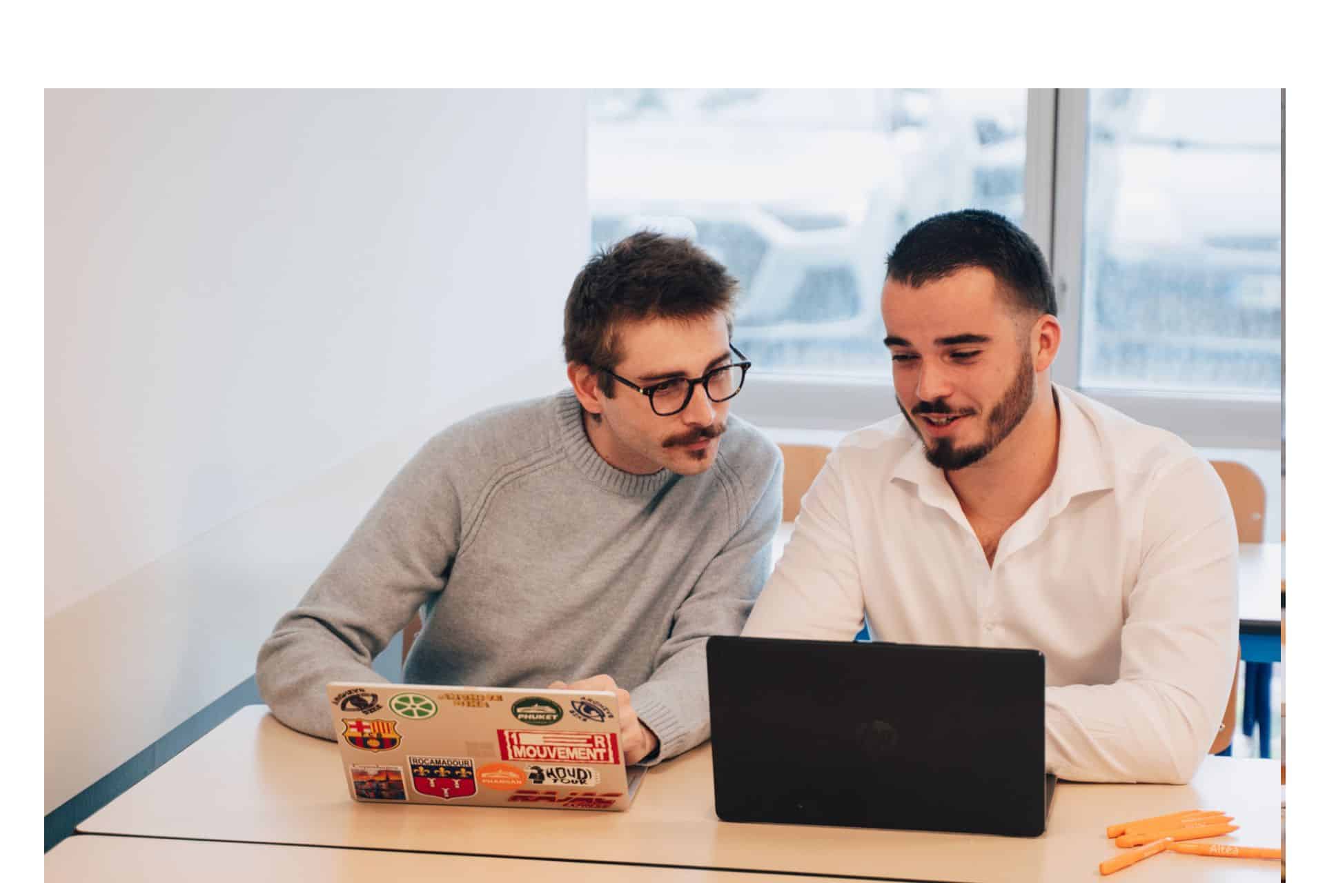Photo de deux étudiants d'Altéa en train de
